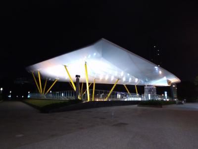 この綺麗な駅から歩いてすぐ！