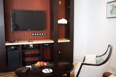 広いスイートのテレビ