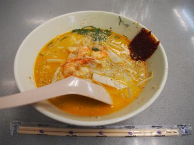 ココナッツ香る魚介のスープにつるつるの麺