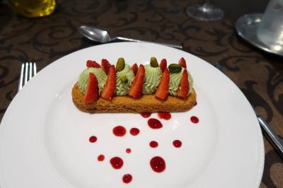 苺のタルトレットピスタチオクリーム