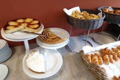 りんごタルトやレモンタルトなどのスイーツも。