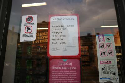 徒歩１０分圏内に２階建てのスーパー・コンズムあり