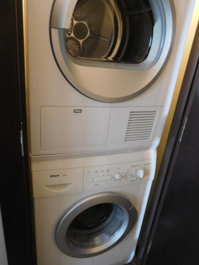 室内に洗濯乾燥機があります。