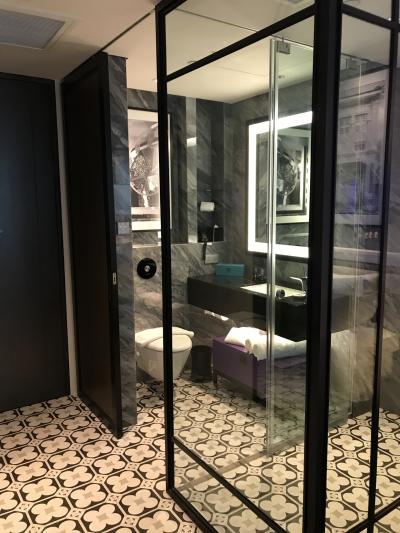 ガラス張りのバスルーム