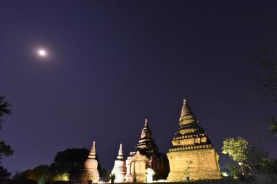 夜間のライトアップされた遺跡
