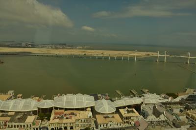 部屋からの眺め。夜景もギラギラ。