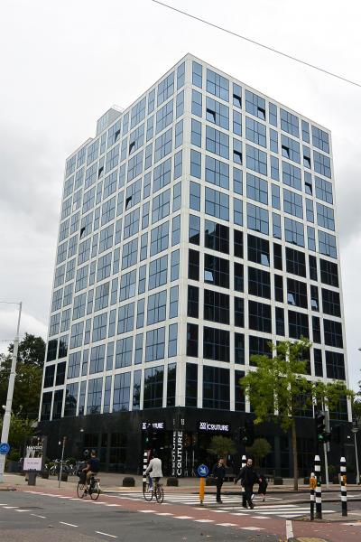 トラムの停留所の目の前の立地