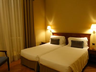 シンプルだけど機能的な客室。バルコニー付きは2室のみ