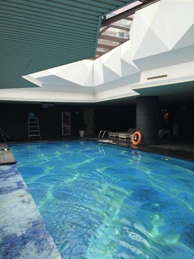 庭の下のプール