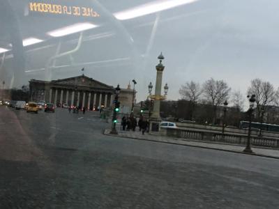 パリ中心部の街並みを眺めながら移動できるのが魅力