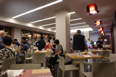 朝食のレストランはちょっと狭くて混んでました。