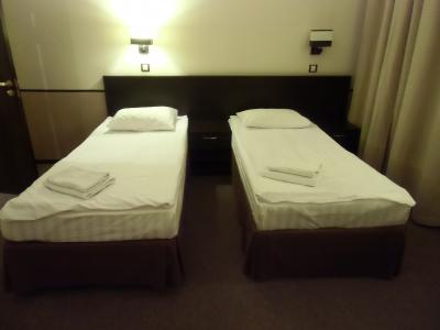 ベッドの幅は小さめ