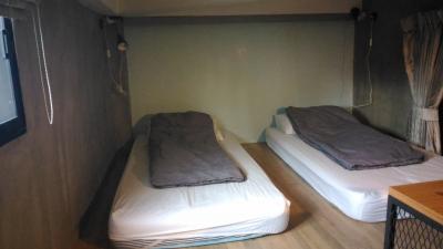 屋根裏部屋プランの部屋。天井は低いが約6畳の広さは狭くはない