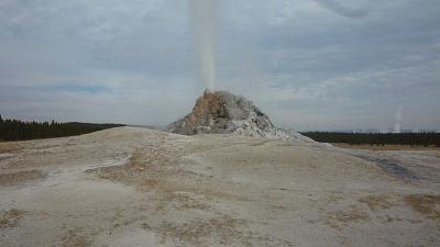 White Dome Geyser の eruption