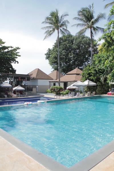 プールは手前から奥に少しずつ低く３つある。