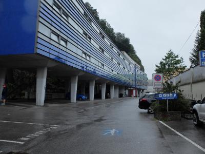 ホテル正面。一般車はゲートがあって入れません。