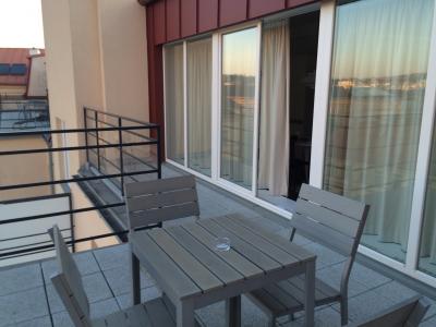 テラスからプラハ城を眺むる