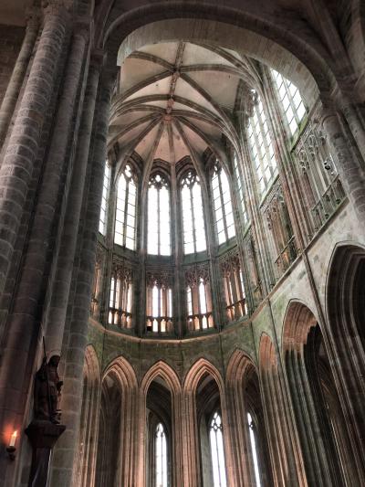 高い窓から射し込む光が美しい聖堂