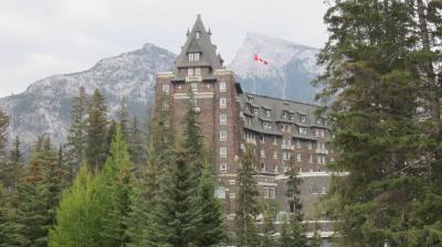 自然と調和したカナダ国旗とお城ホテルの景観は素晴らしい！