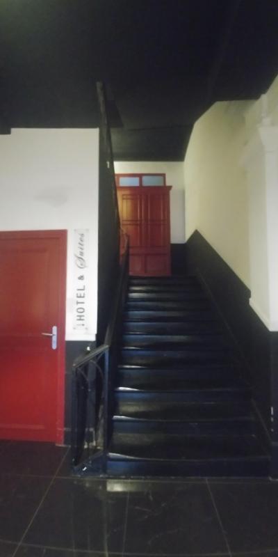 階段を上った２階がレセプション、エレベーターなし