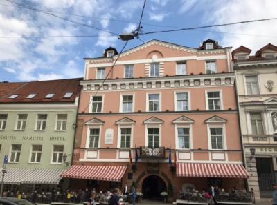 サーモンピンクのかわいい外観