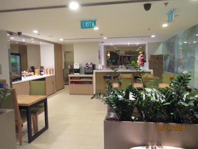 奥に、簡単なスナックと飲料があり、手前にソファ席があります