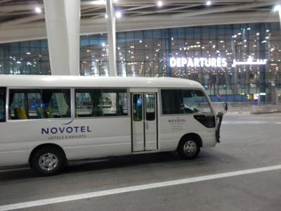 ホテルのシャトルバスが第2ターミナルに到着、