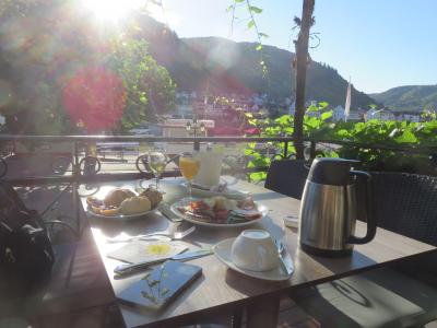 朝食はオープンテラスでモーゼル川を見ながらゆったり優雅に!!