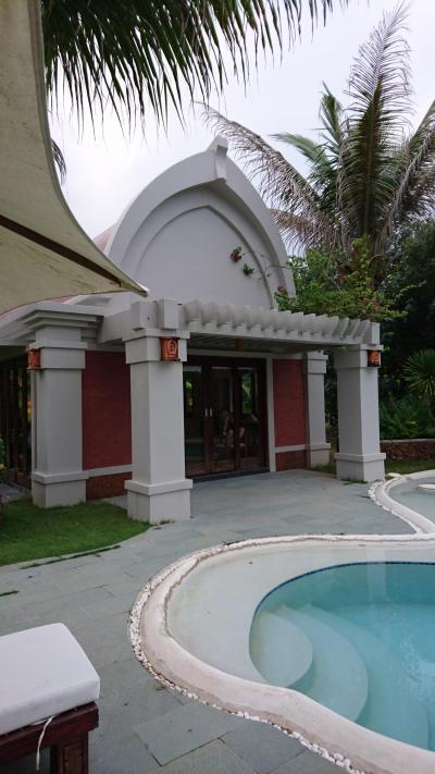 プールとヴィラ