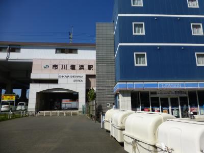 周囲には倉庫しかないようですが，駅直結のホテルがありました．