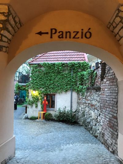 ホテルと駐車場へ。