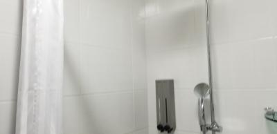 浴槽なし、シャワーのみです