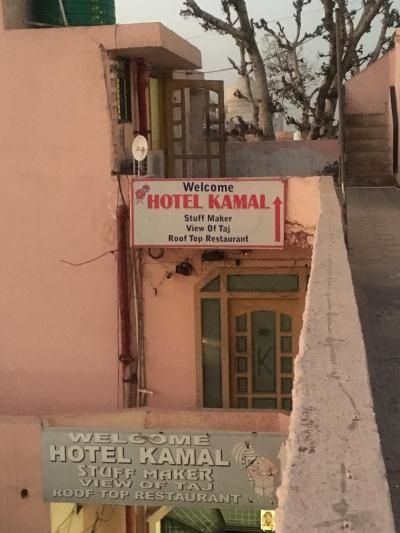 ホテルの壁はピンク系