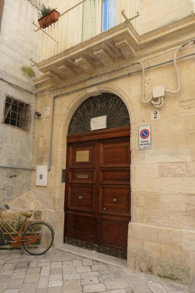 ホテルのように見えない入り口でした