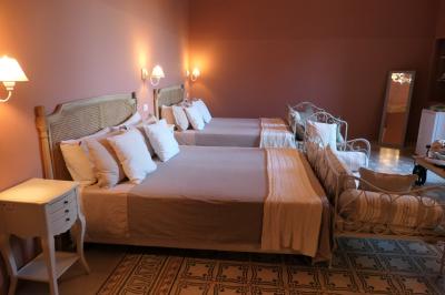 大きめの部屋で、天井にフレスコ画がありました