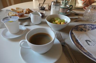 朝食は別室のテーブルに準備されていました