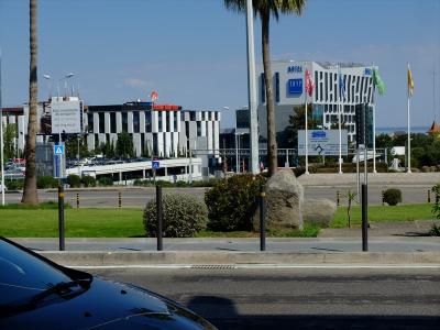 リスボン空港の到着ロビー外から見たホテル外観（画像奥右手）