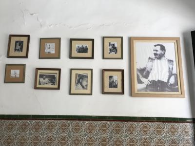 ホテルロビーの壁には革命の英雄カストロ議長の写真があります。