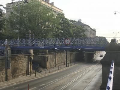 ホテルに向かう歩道橋