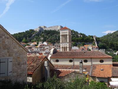 前の道からは城塞が見えます