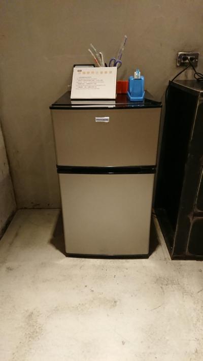 共有スペースに冷蔵庫。