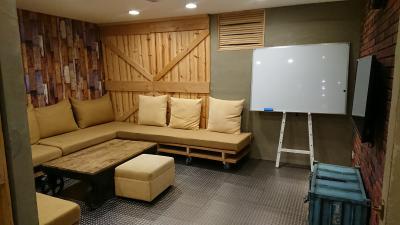 共有スペース内に区切られた空間あり。打合せができる