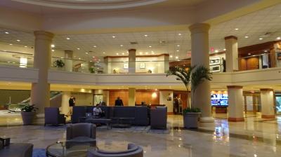 ロビー周辺は吹き抜けの中二階になっています