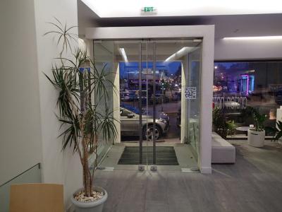 ホテル内ロビーからアテネ駅が見えます