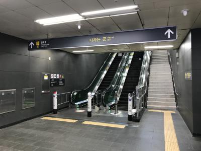 「弘大入口」駅5番出口エスカレーターを上がった右にある建物