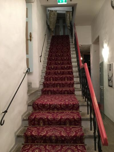 こんな階段を上ったり下りたりします。