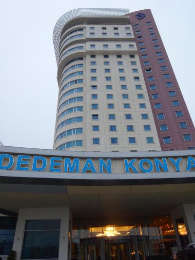 近代的な高層ホテルです。