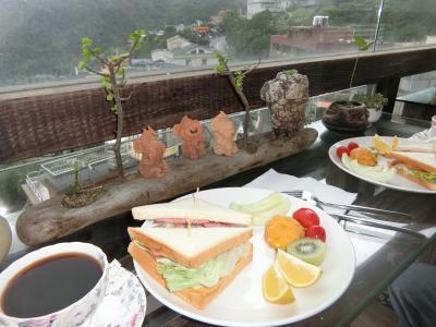 ステキなテラスで洋風の朝食です。コーヒー美味しかった！