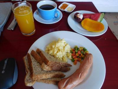 レストランがない（ずっと工事中？）んで、部屋出しの朝食です。