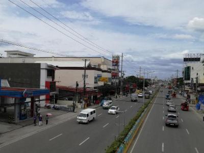 道路の向かいはガイサノマクタンで、買物・食事はとても便利です